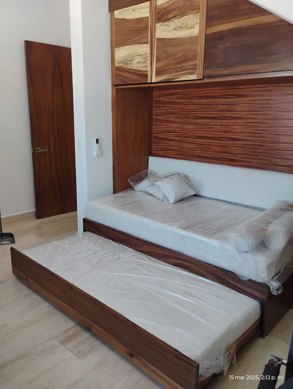 Cama doble de madera