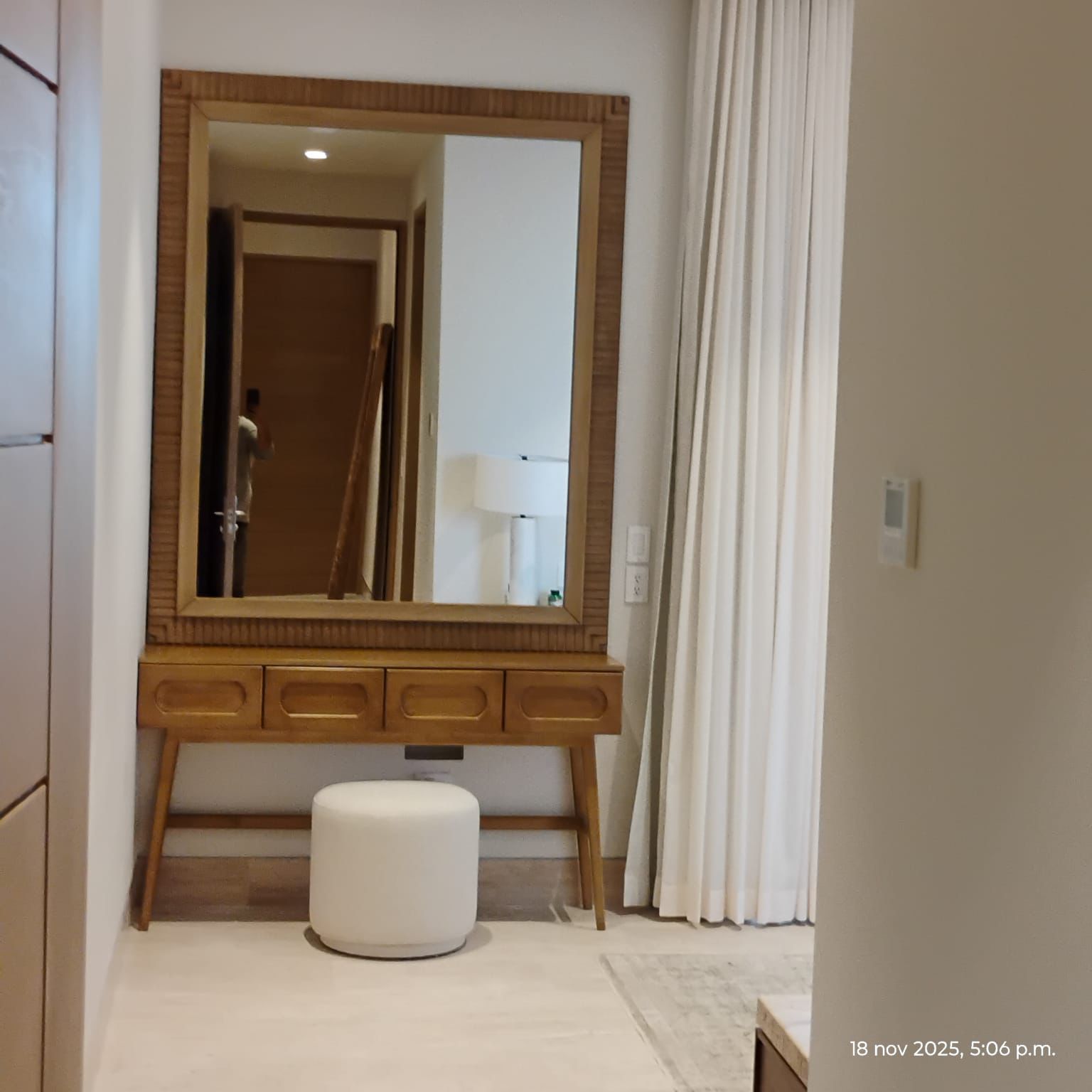 Mueble con espejo